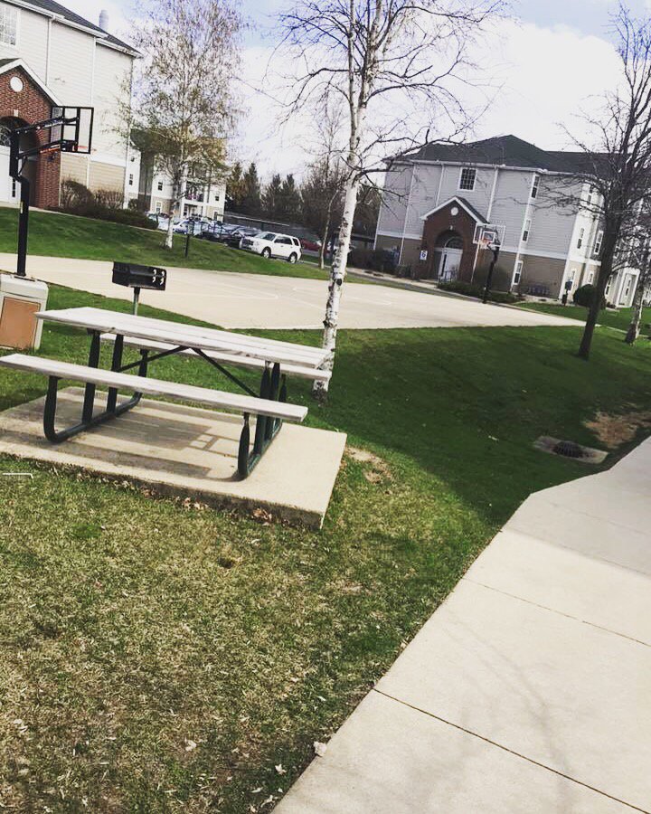 QuartersCF's tweet image. Perfect spot for a little grill and chill🌭🏀 Just another great bonus to living at The Quarters! #TheQuarters #Grill