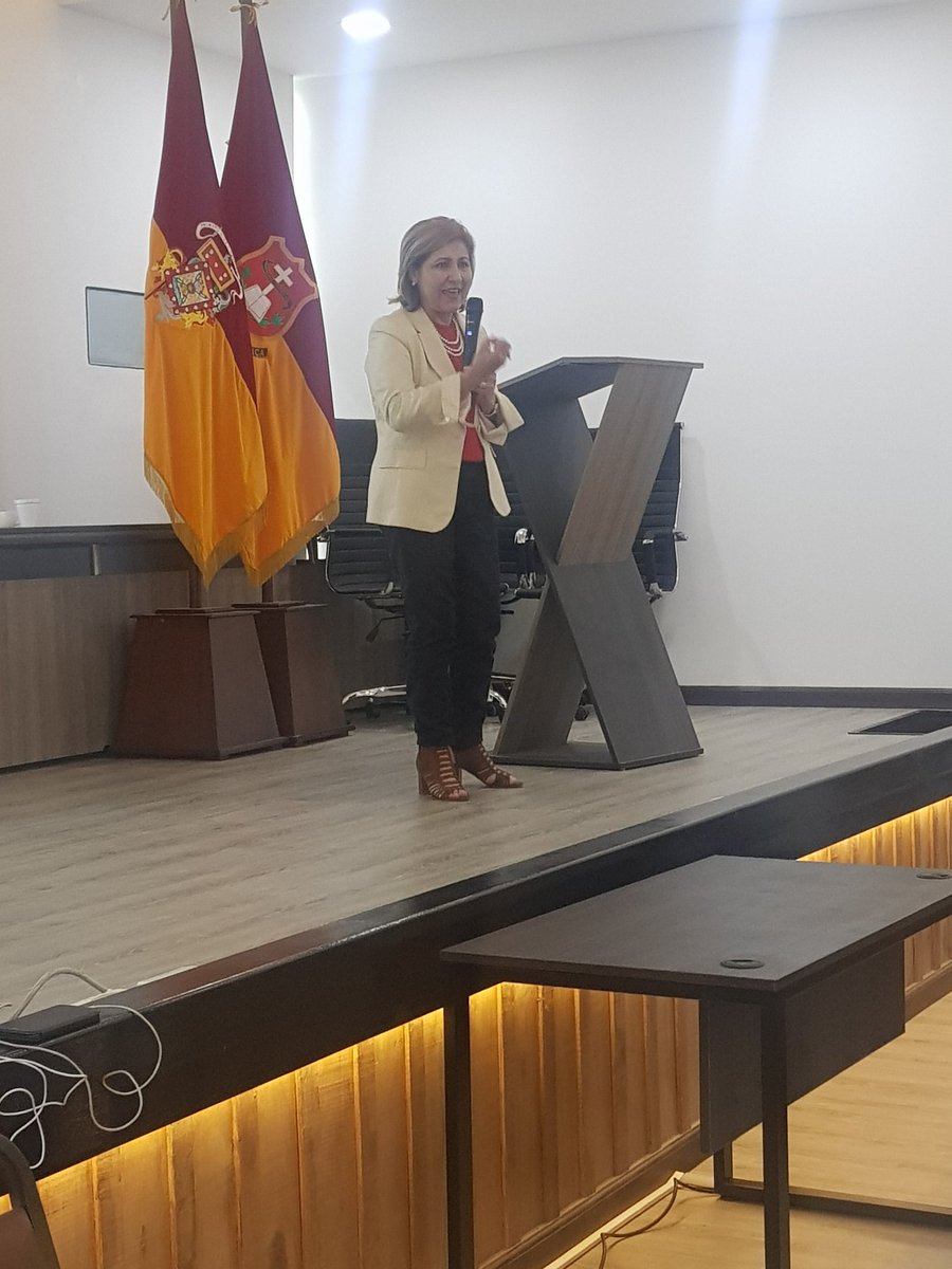 ciec2019's tweet photo. Stella Serrano Phd. de la @UCatoCuenca abordando el tema Escritura Científica. Un proceso epistémico y argumentativo en el #CIEC2019✍🏻.

 Segundo día de conferencias y talleres en el #CIITT, en un encuentro académico de la @UCatoCuenca.

#laCatoexcelencia https://t.co/zDKo6ZE4xn