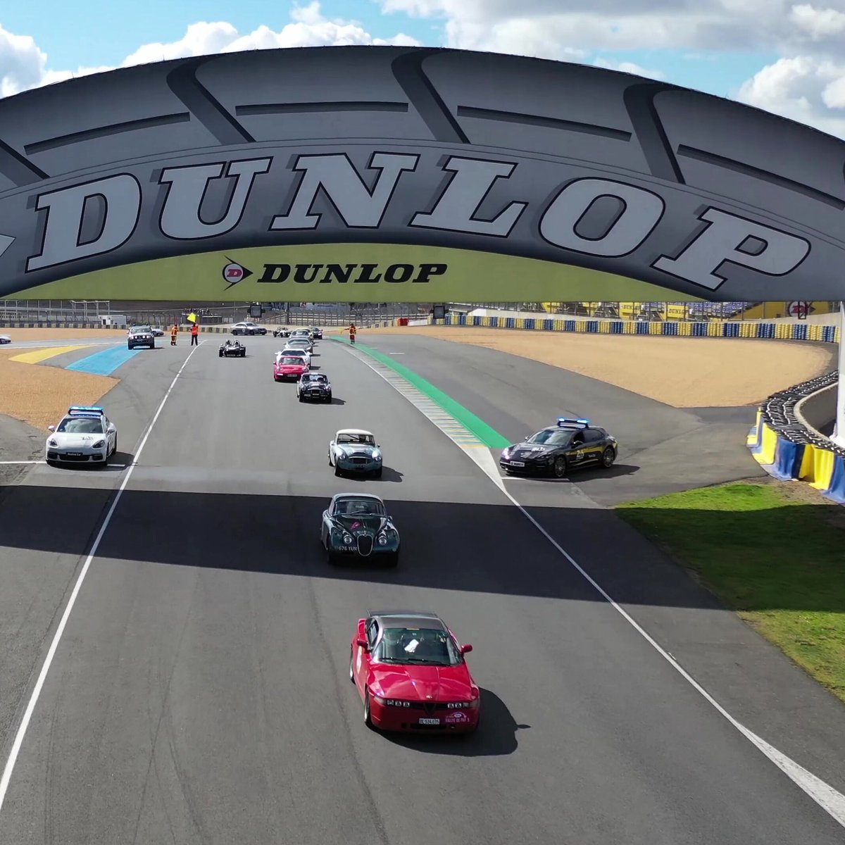 ☀️ La mythique #PasserelleDunlop‼️ du circuit Bugatti du Mans #RallyedeParis 🏁🚦#Dunlop #lifestyle #classiccar #driveclassics #drivetastefully #motorsport #sportcar
