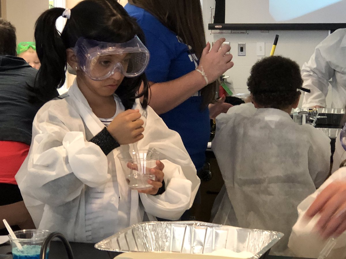 MrsFlenthrope's tweet photo. Our afternoon scientists working hard in the MWSU lab!! #fieldtrip #science @OGGrizzlies @EarlySjsd https://t.co/AGLOt7UO3f