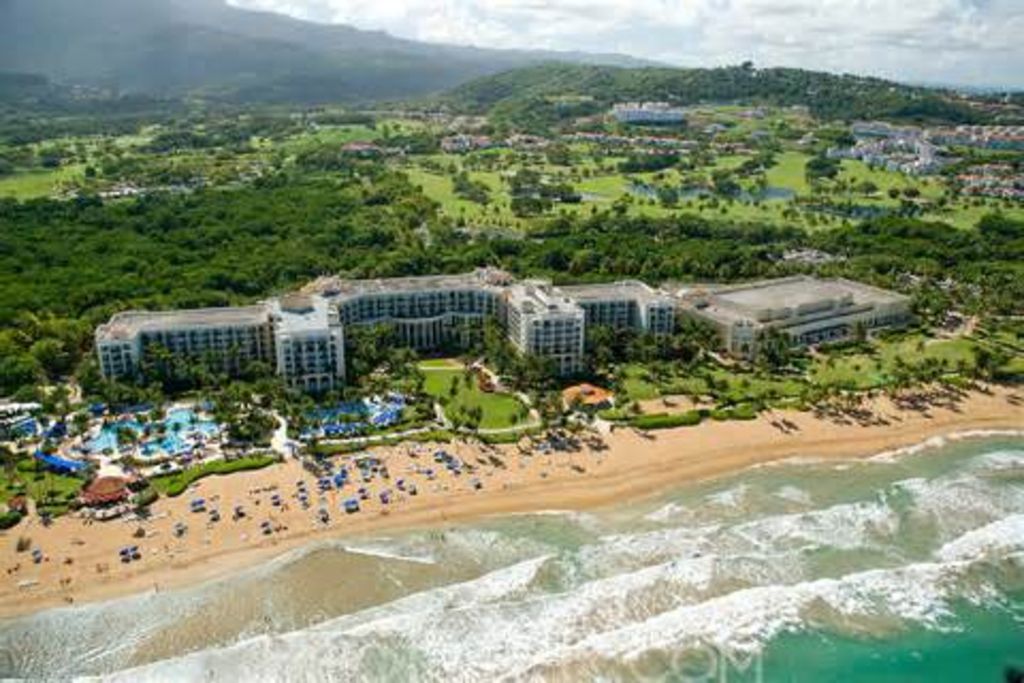 HolidayRoot's tweet image. A beautiful #VacationVilla, 10 minutes from the #Beach. A perfect place for quiet and relaxing #Vacation or for an adventurous trip you are looking for. 
#HolidayRoot #Caribbean #PuertoRico #RioGrande #RioMar #2Bedrooms #5Sleeps
Inquire Today &amp;amp; Book!😊 
holidayroot.com/accommodation/…