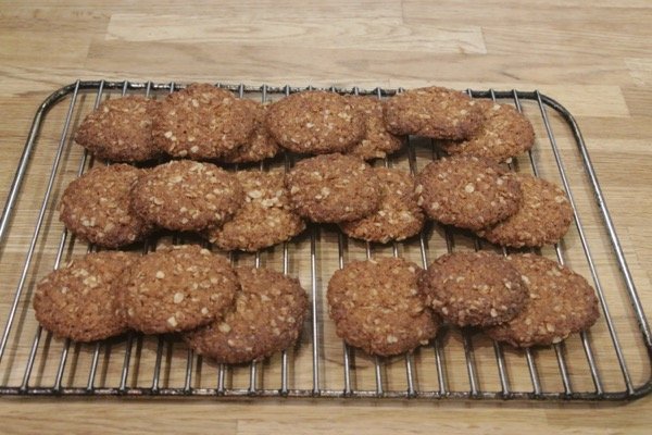 upsidedownkiwi's tweet photo. #ANZAC #biscuits for #ANZACday.
Appearing on a cake table near you in the morning @ellycope @unionlib. https://t.co/hazwUPMLMh