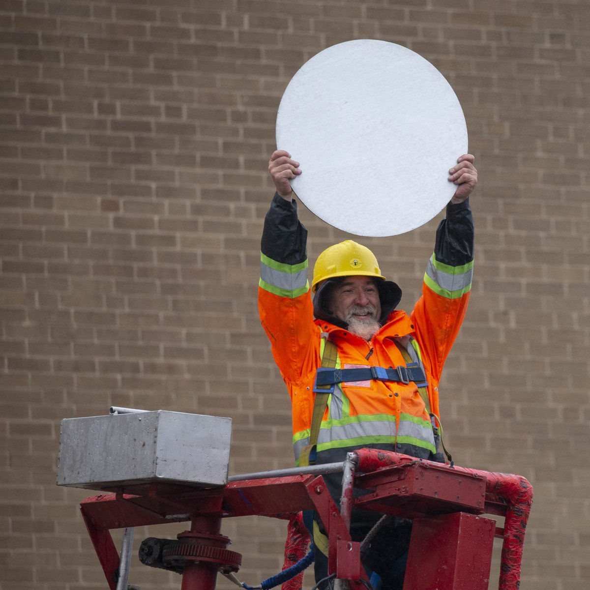 RadioCanadaInfo's tweet photo. « L'Homme qui voit », le logo représentant l'Office national du film depuis presque 50 ans, a été retiré de la façade de l'immeuble pour se faire faire une beauté, à quelques mois du déménagement de l'ONF

📷 : @ivanohdemers 

https://t.co/7kTXVa1ScS https://t.co/QtPV9NCK8R