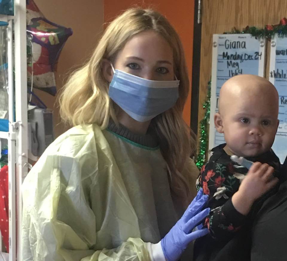 Nuevas fotos de Jen en diciembre en el @nortonchildrens visitando a un bebe  💗💗💗 Gracias a quien lo ha compartido.. Muchas gracias 💗 # jenniferlawrence #jlaw (vía @todoxjlaw), image size:960x872