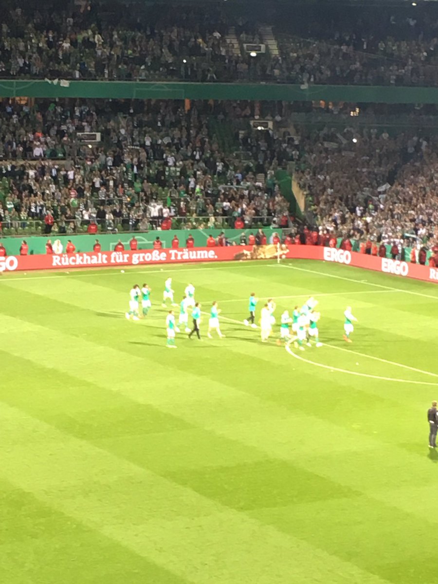 Eine Stunde schwer durchgepustet. Schon sehr sehr traurig. Aber: Den Moment des 2:2 nimmt mir keiner. Und: Die Jungs da unten haben heute viele Fans dazu gewonnen. Die Bayern nicht einen. #SVWFCB