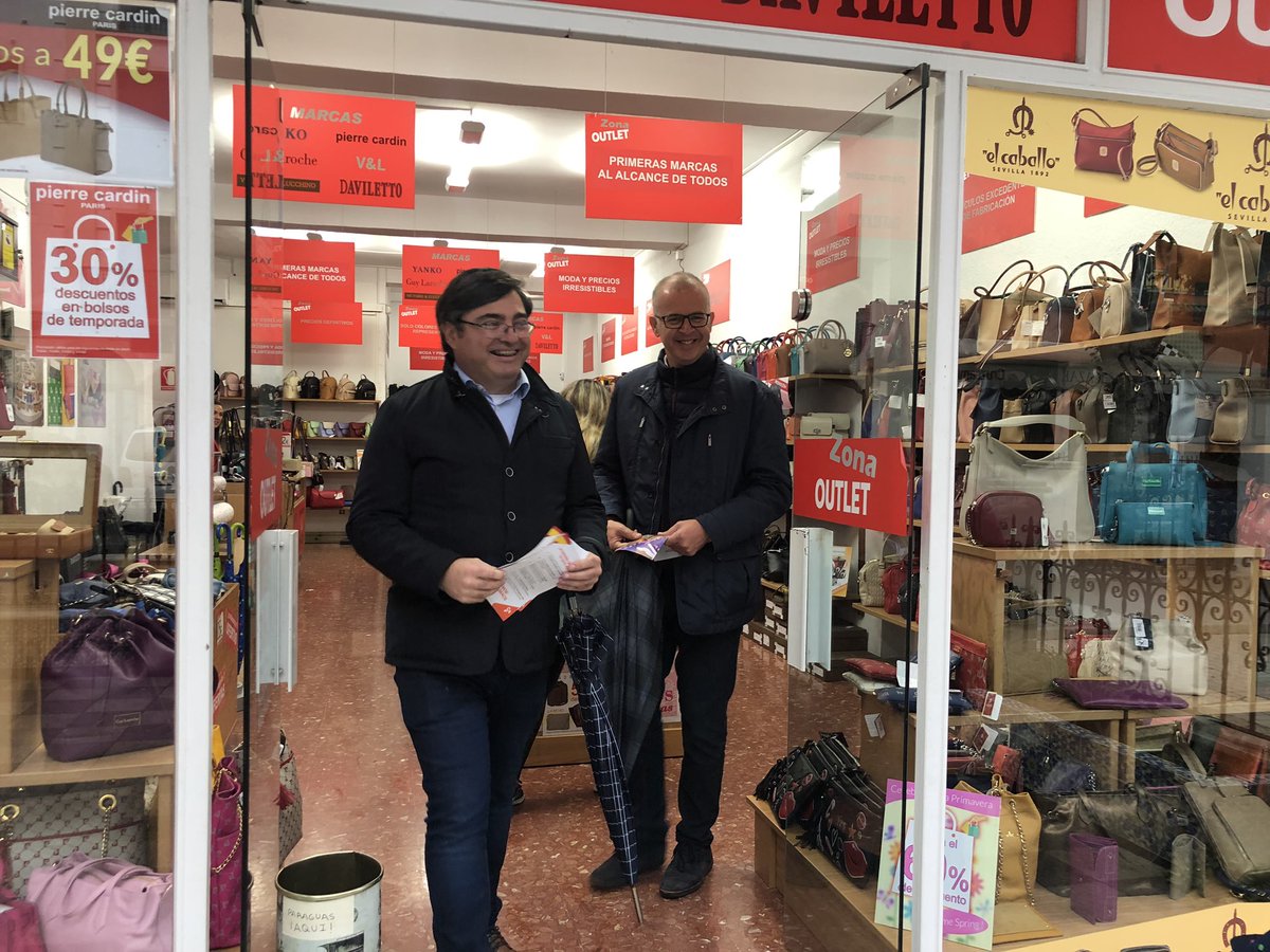 CsCadiz_Prov's tweet photo. 👭👬Esta tarde, @javiercanoleal, candidato n°2 al Congreso, junto a los candidatos al Senado, @mreglamg y @antoniodal, alcaldables de la provincia y compañeros de Cs de la provincia han participado en el #Paseo y el #EncuentroCiudadano en #Ubrique. https://t.co/K2looXn17p