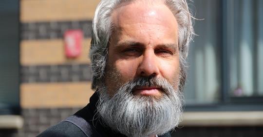 Dit is het verhaal van onze Anthony. Anthony (45 jaar) begint in 2016 bij The Colour Kitchen. Een half jaar later is hij aan de slag bij ons restaurant aan de Oudegracht in Utrecht. Een mooi verhaal over een mooi mens: thecolourkitchen.com/the-colour-kit…