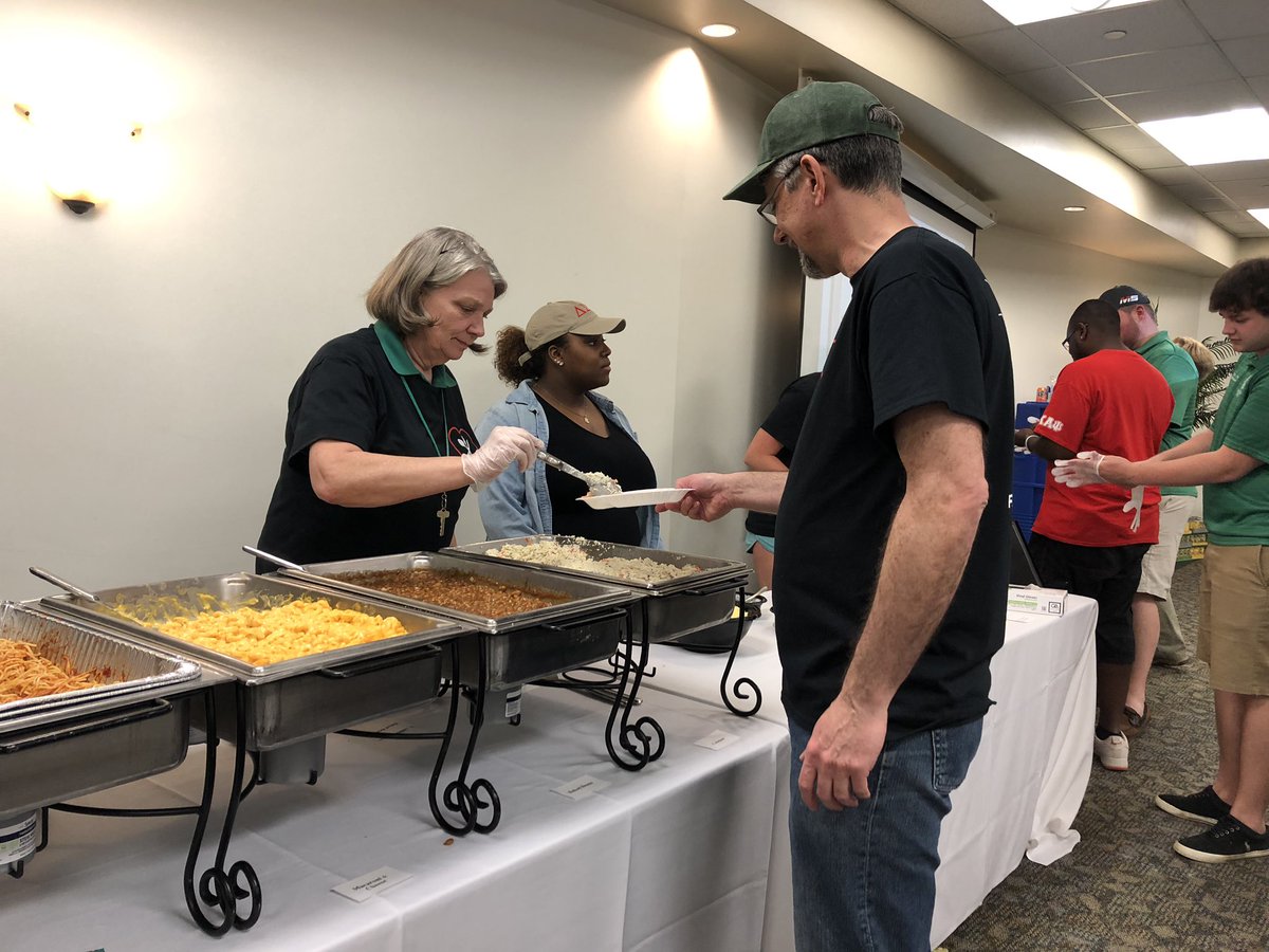 MarshallUHonors's tweet photo. Dean LoCascio gets down with some slaw and baked beans. #projectfeedhuntington https://t.co/6QmuuoHavX