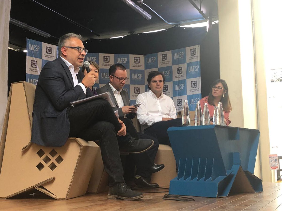 VeeduriaBogota's tweet photo. La sostenibilidad de la #InnovaciónPública depende de los resultados generados hacia el mejoramiento de la gestión pública.
Veedor Distrital @jaimetorresmelo en panel de innovación pública distrital en el marco del Día de la Creatividad y la Innovación #DistritoInnova https://t.co/XLDZmkK2Px