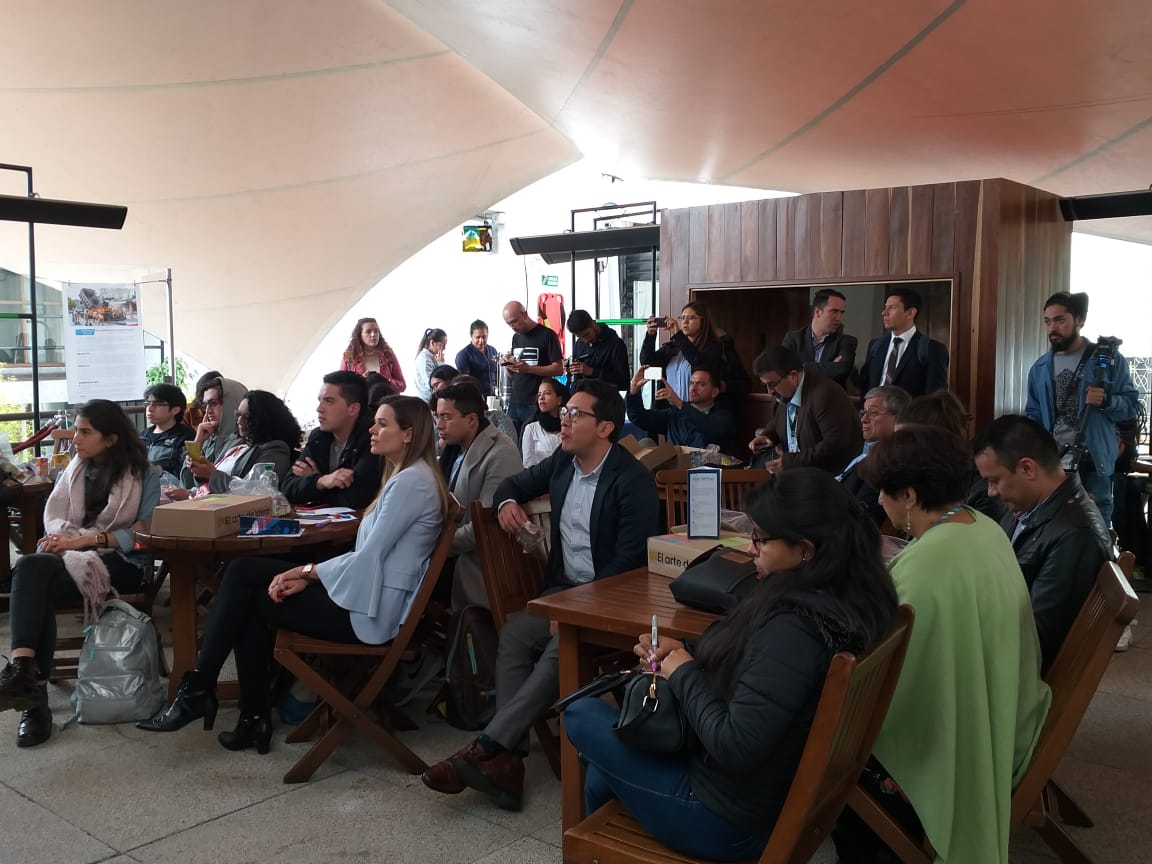 VeeduriaBogota's tweet photo. La sostenibilidad de la #InnovaciónPública depende de los resultados generados hacia el mejoramiento de la gestión pública.
Veedor Distrital @jaimetorresmelo en panel de innovación pública distrital en el marco del Día de la Creatividad y la Innovación #DistritoInnova https://t.co/XLDZmkK2Px