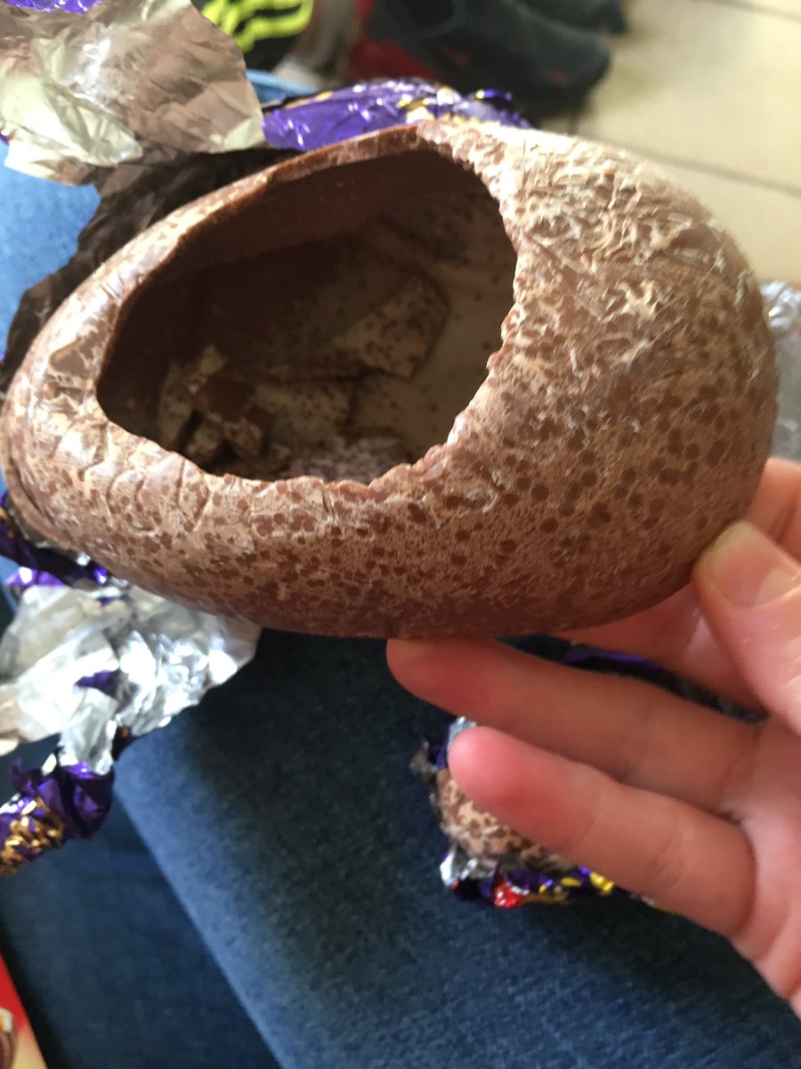 SeanORegan15's tweet photo. @CadburyIreland worst Easter ever!! What sorta shitty hen laid this egg?🐓 really disappointed? Any explanation? #unsatisfiedcustomer https://t.co/k6BmEvtZRL