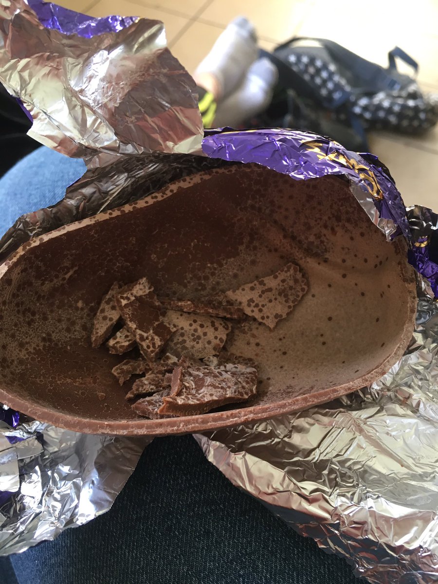 SeanORegan15's tweet photo. @CadburyIreland worst Easter ever!! What sorta shitty hen laid this egg?🐓 really disappointed? Any explanation? #unsatisfiedcustomer https://t.co/k6BmEvtZRL