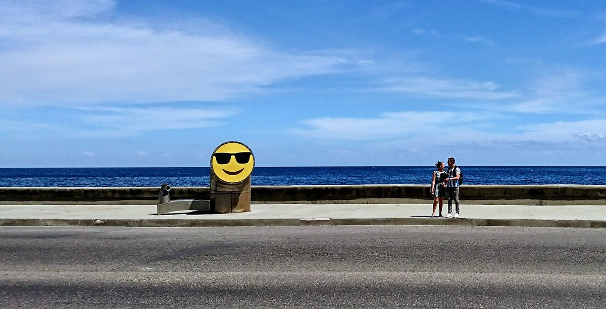 Si ya pasear por #LaHabana es maravilloso hacerlo cuando se celebra la @habanabienal es lo más! El Malecón está lleno de obras de #arte que admirar. Un lujazo! #Cuba #BienaldelaHabana #streetart #streetphotography