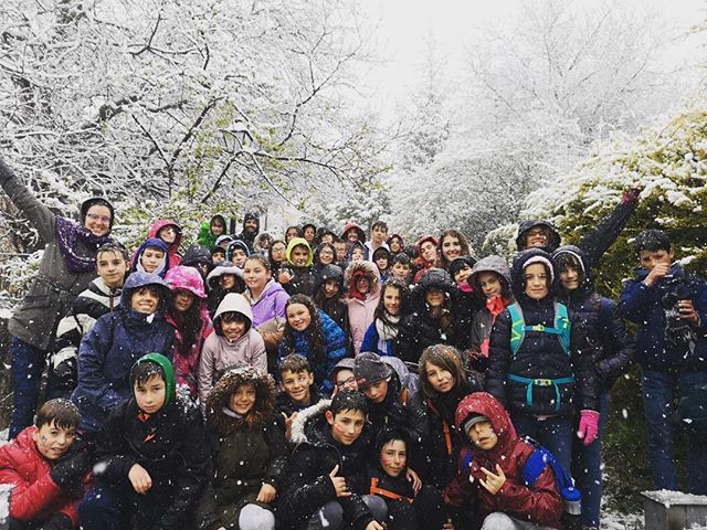 CloverEduca's tweet photo. Al mal tiempo, buena cara!!! La nieve nos encanta!! 🌨❄️⛄️ #educación #aventura #idiomas #diversion #inmersionlinguistica #englishadventure #programadeingles #englishcamp #ingles #colegios https://t.co/gRKsBFS9YX https://t.co/HvQmISOp6u