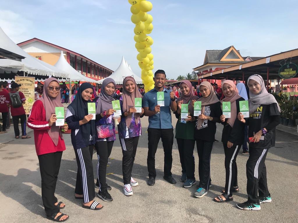 unclebat123's tweet photo. Krew 3R Troopers pada hari ini diundang sebagai pempamer di SMK Dato’ Sulaiman, Batu Pahat dengan pengisian tentang kitar semula dan pengasingan sisa pepejal di punca. 

Jom kitar semula dan FOLLOW @swmenvironment.

#swmsb #swmenvironment #asingkan https://t.co/lvE9ohbHOS
