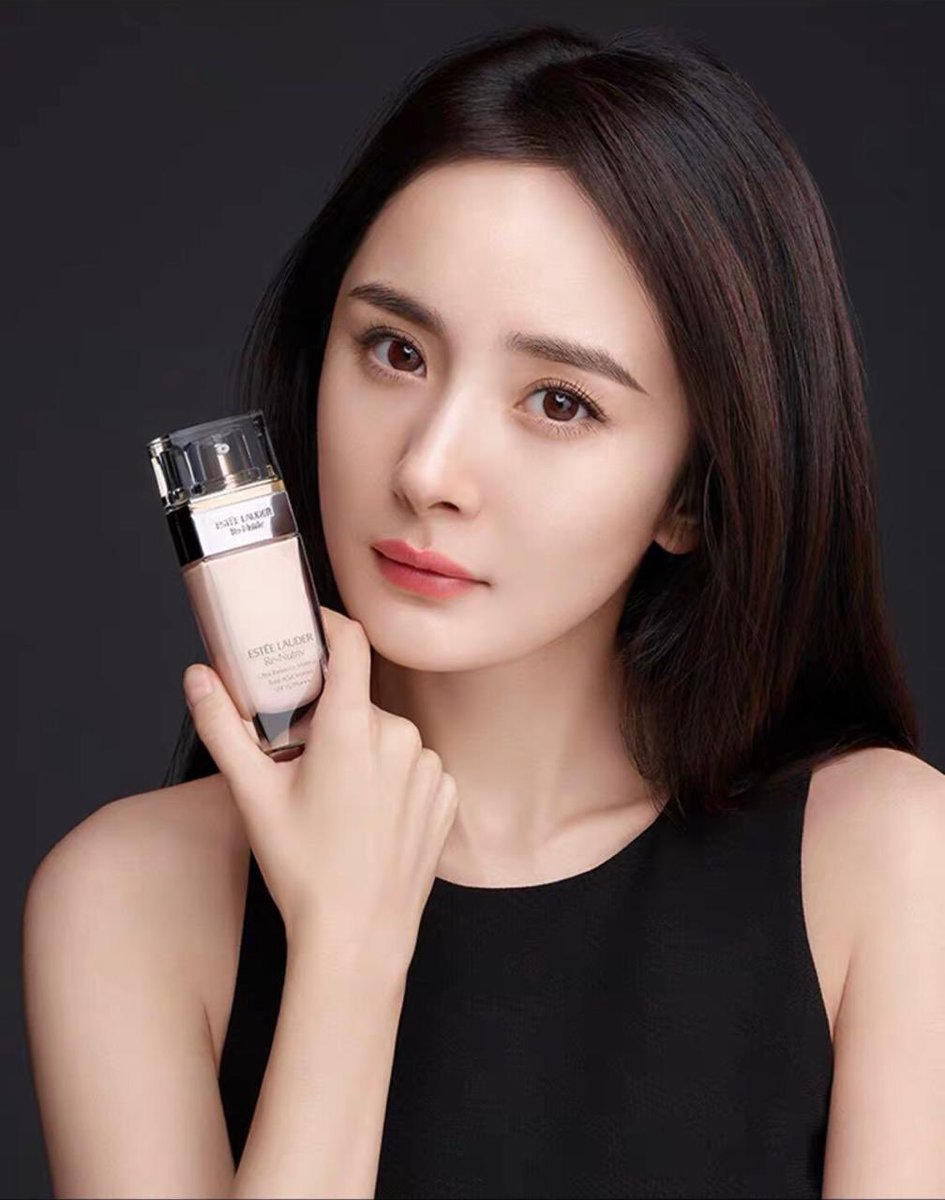 lie98988's tweet photo. I feel like a proud girl to her mom lmao 😂 i’m so happy n proud that #YangMi has been promoted to become Estee Lauder's global brand ambassador, her face ad will be seen throughout the world along with Stuart Weitzman n Michael Kors 😎😆

#杨幂 https://t.co/ntrHALxR3s