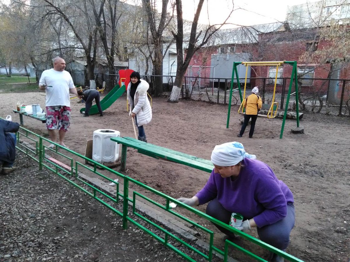 osm17_1's tweet photo. Традиция совместной уборки двора, понравилась многим. Так и жильцы дома 23 по ул. А. Матросова, продолжили начатое на субботнике. @promadm @Chernyshkov_VA @samara_in https://t.co/Hmg6cZYoUZ
