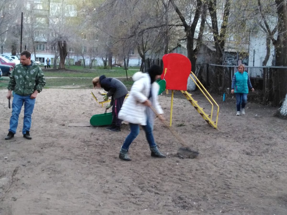 osm17_1's tweet photo. Традиция совместной уборки двора, понравилась многим. Так и жильцы дома 23 по ул. А. Матросова, продолжили начатое на субботнике. @promadm @Chernyshkov_VA @samara_in https://t.co/Hmg6cZYoUZ