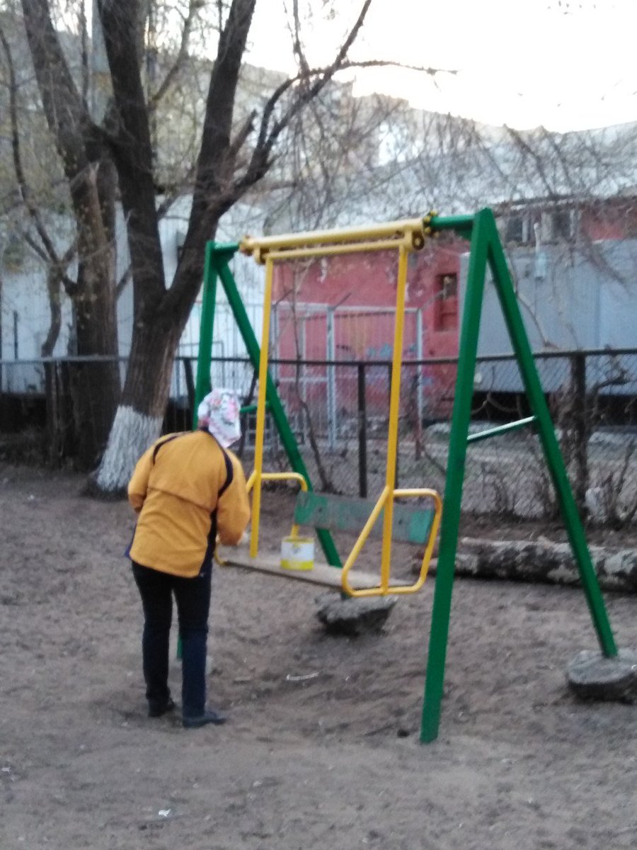 osm17_1's tweet photo. Традиция совместной уборки двора, понравилась многим. Так и жильцы дома 23 по ул. А. Матросова, продолжили начатое на субботнике. @promadm @Chernyshkov_VA @samara_in https://t.co/Hmg6cZYoUZ