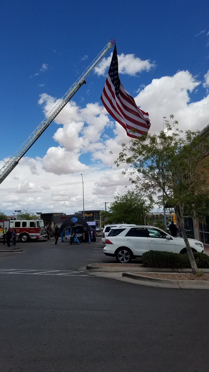 Outside of Starbucks this afternoon.  💜👩‍🚒👨‍🚒🇺🇸

#Donate @EPTXFire