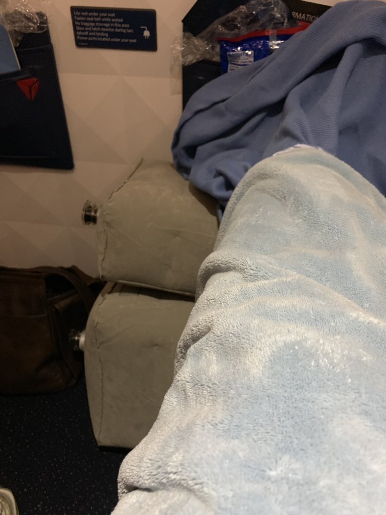 workplayeverywh's tweet image. OMG - first time ever trying an #inflatablefootrest. Life changing - and I’ve got 10 hours to go!! This one is made by FlyPal (but cant find a Twitter account for them or I’d tweet them.)