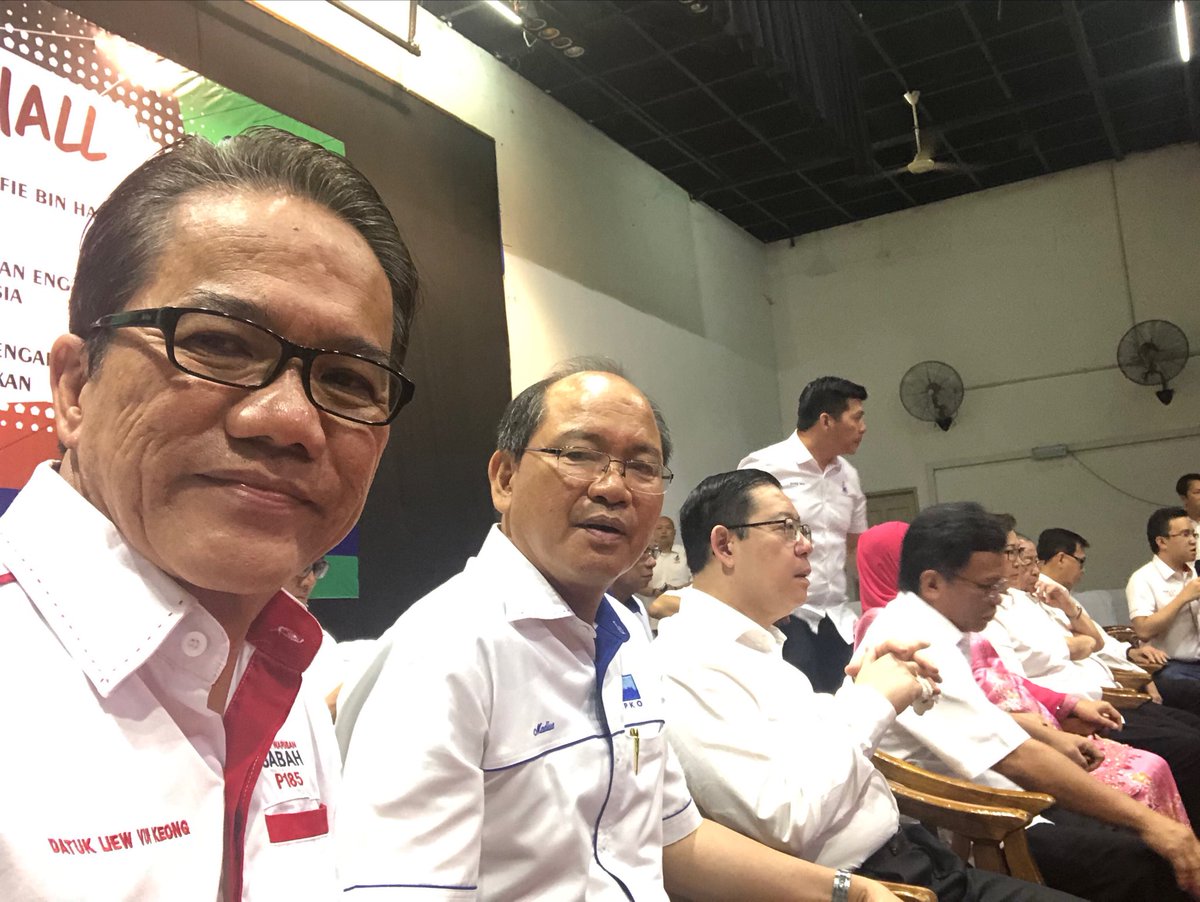madiustangau's tweet photo. Attending a Town Hall meeting with the #Sandakan community with ⁦@mohdshafieapdal⁩ ⁦@guanenglim⁩ and other leaders at the Dewan Masyarakat Sandakan. #SabahLeaders https://t.co/tH0s4OWK29