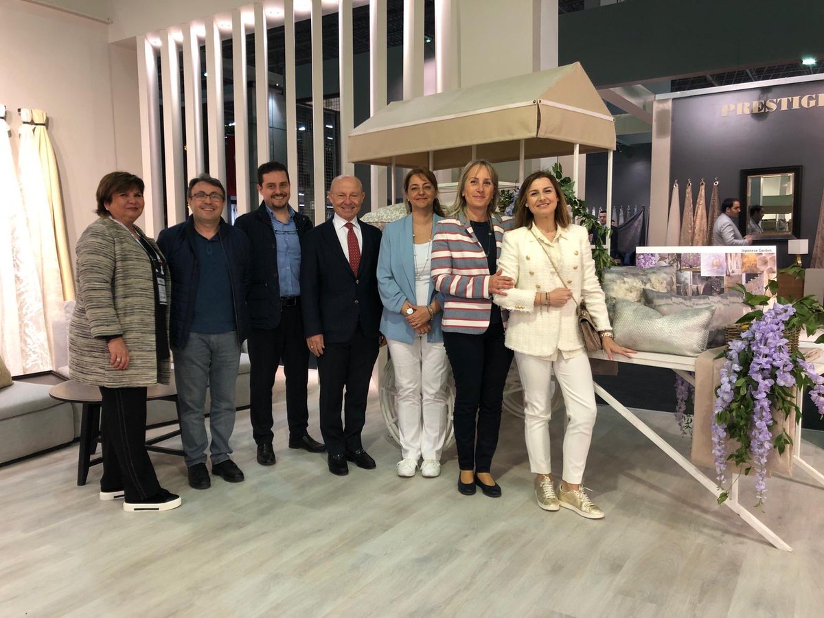 Our DinaVanelli colleagues ...
we are a big family ❤️🧿🌺💐
Dina Vanelli çalışma  arkadaşlarımız. 
Biz büyük bir aileyiz... @dinavanelli 
#dinavanelli 
#dinavanellitextile 
#evteks2019 
#cnrexpoistanbul 
#textiledesign