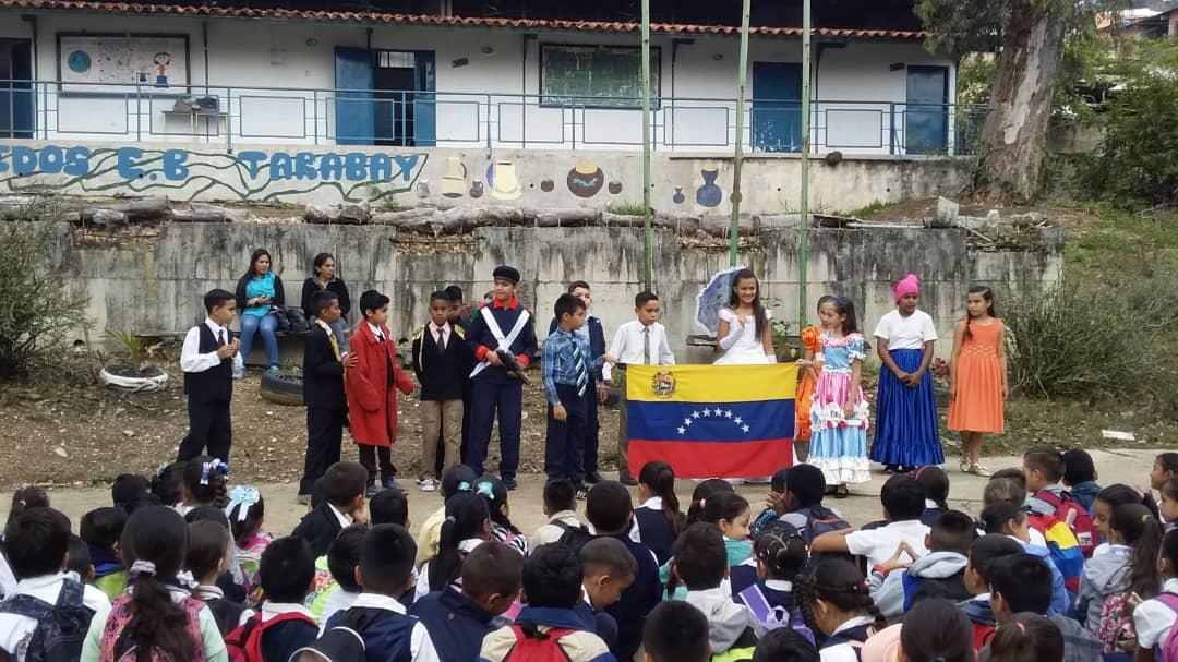 escuelatarabay's tweet photo. Acto cívico 19 de abril de 1810 Declaración de Independencia @charlychaves @BolivarianasZET @MPPEDUCACION https://t.co/Ibh1Z9hs1c