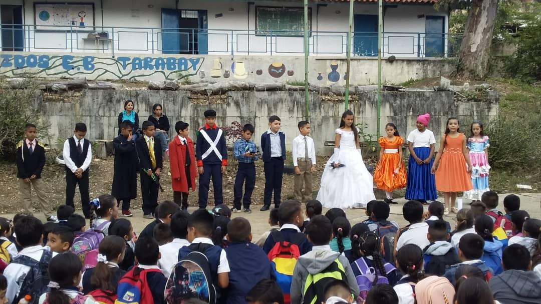 escuelatarabay's tweet photo. Acto cívico 19 de abril de 1810 Declaración de Independencia @charlychaves @BolivarianasZET @MPPEDUCACION https://t.co/Ibh1Z9hs1c