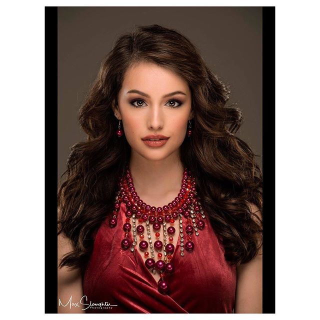 maxthephotoguy's tweet photo. Rowen is an native of Arkansas who is headed to California soon for acting school. She is spectacular in this head shot. And we wish her the best on the west coast! #photooftheday #aransasphotographer #arkansasmodel #picoftheday #awesomeportrait #portra⦠https://t.co/FqrdEPkj3D https://t.co/Gcupq5aJXM