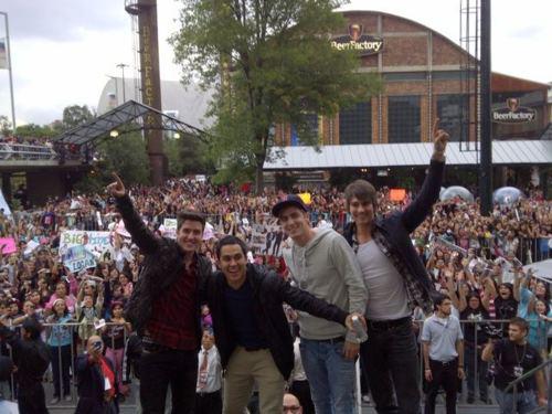 CamiRusher44's tweet photo. I love this family, because we are: family❤
#BigTimeRush #BigTimeReturn #RushersWeAreHere @HeffronDrive @TheCarlosPena @1LoganHenderson @jamesmaslow @bigtimerush https://t.co/UxuZPX9MzL