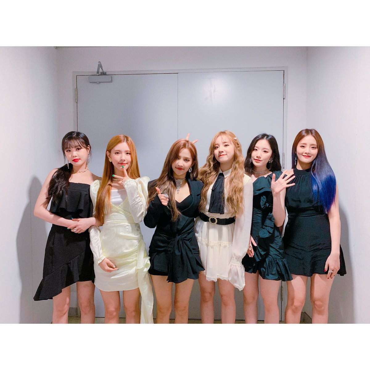 i_dleph's tweet photo. [TRANS] @G_I_DLE 20190424 Twitter Update

1/2
@ U+5G TMA Red Carpet

Red Carpet Behind is back! Take a look at (G)I-DLE who is doing everything from being mature, dreamy, sexy, charismatic, cutie, chic with the black &amp; white mood! 
#여자아이들 #G_I_DLE #2019TMA #더팩트뮤직어워즈 https://t.co/nMBFgpTkaT