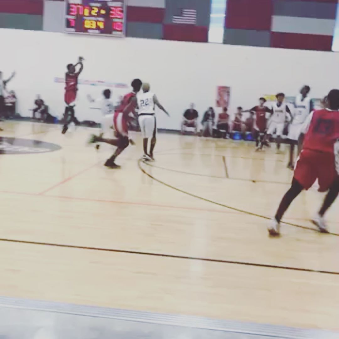 Malaki__4's tweet photo. Hey @Dame_Lillard I can hit from half court too...... #iceinmyveins https://t.co/9XRKnfWlTq