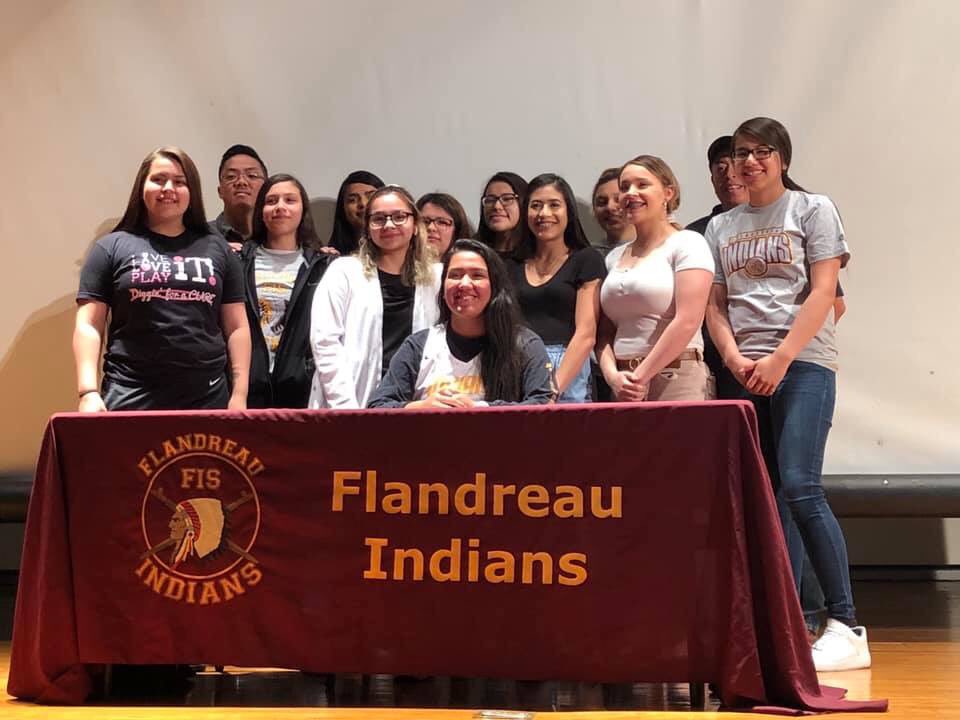 FluteGabby01's tweet photo. Officially committed to Tohono O’odham Community College in Arizona‼️💛💜🏀 #jegos #womensbasketball #firstfemale in Flandreau Indian School history https://t.co/voeDXToiRz