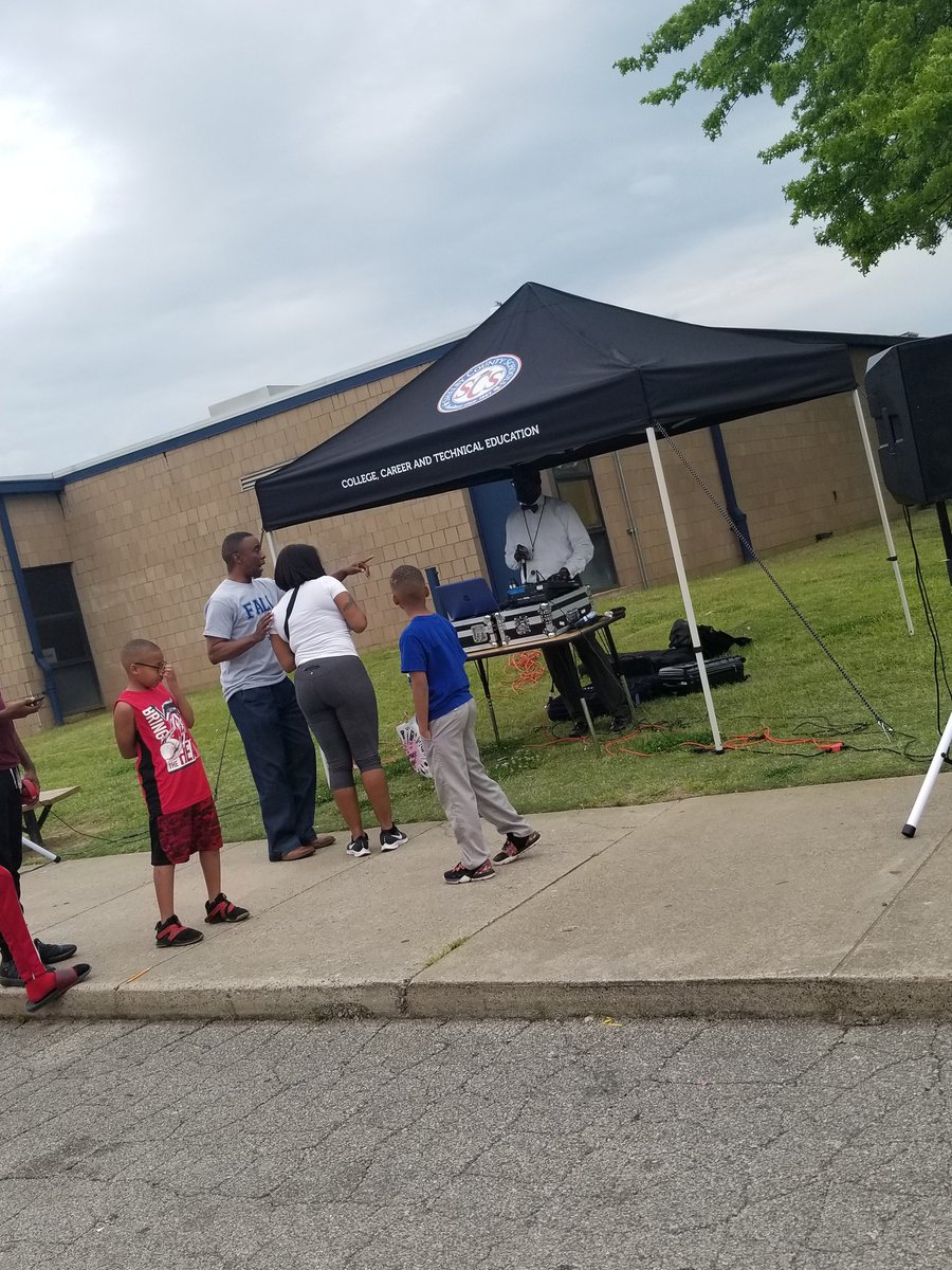 TanikaSLester1's tweet photo. Kirby High School's Early College Block Party. Don't wait....sign up NOW!! What number will your student be? #Fall500 #readygrad @SCS_CCTE @ECPScholars @SCSK12Unified https://t.co/7mi6hACAFP