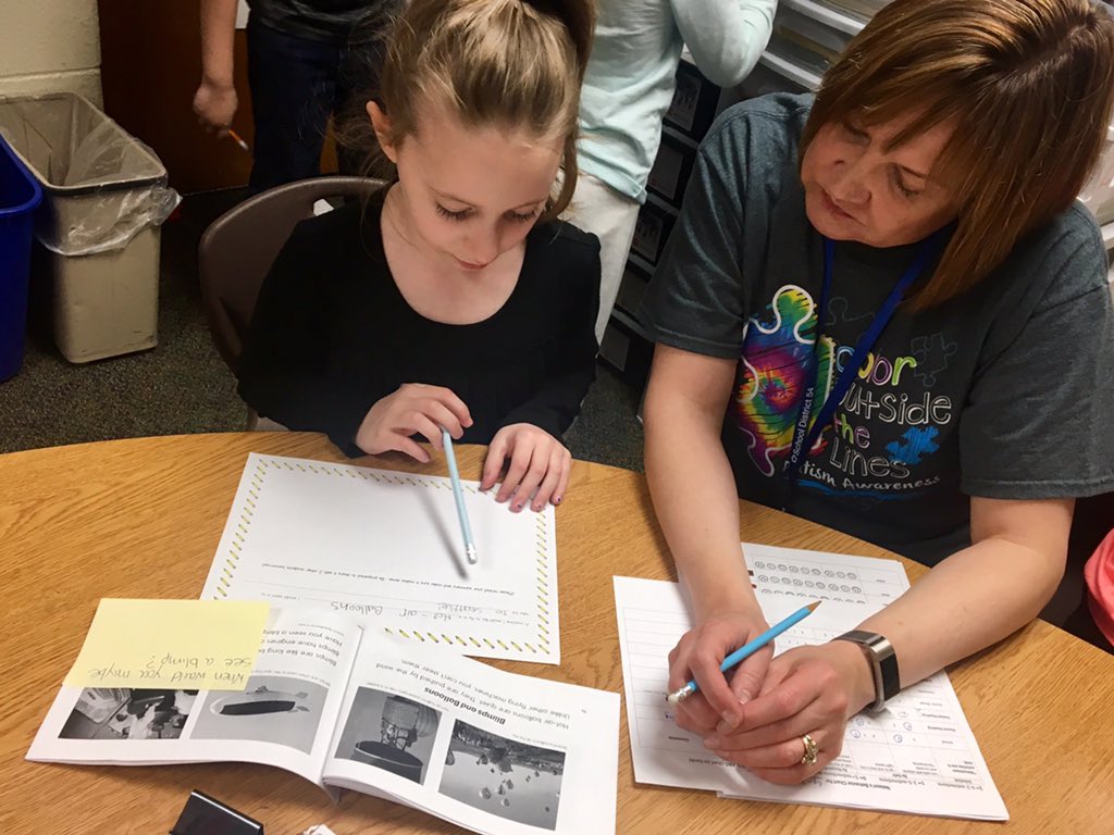 MaduziaSara's tweet photo. Peer Conferencing Today!!! The process started out as annotating the text, using annotations to write a summary, and today peer conferencing! #WeAre54 #D54Armstrong https://t.co/jPaY1d1rdV