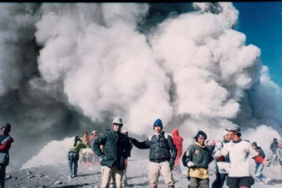 pu2ts's tweet photo. @Sutopo_PN Thn 2000 kulo pun nate pak, pas mbledos do mlayu kabeh.. 😂 
Tp, beberapa bulan kemudian dpt kabar, beberapa mhsiswa ITB meninggal krn kejatuhan material batu yg terbawa saat erupsi.. 😢😢 https://t.co/53U9EQFyGD