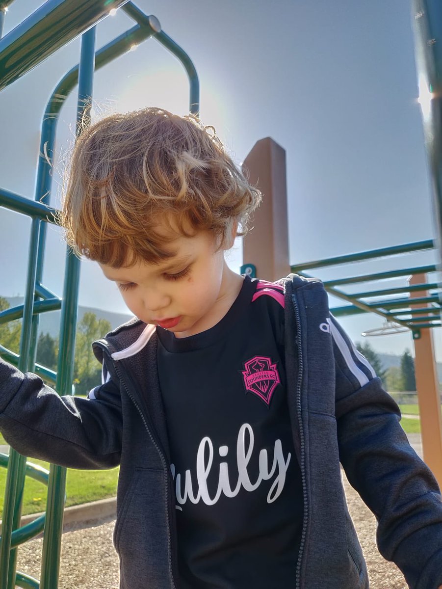 savage_hart's tweet photo. On Wednesdays, we wear pink. 💕🖤💞 This #FutureSounder is ready for the home debut of the new Nightfall kits! #SoundersMatchday #EBFG #SEAvSJ @SoundersFC @MLSFemale https://t.co/uZtI3XPDVD