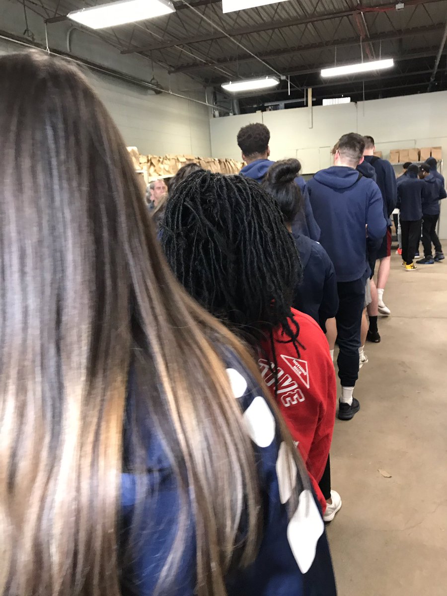 LCCCWBasketball's tweet photo. What an awesome experience at the Friday Food Bag Foundation!!! @LCCCsports @LCCCWBasketball @LCCCBasketball https://t.co/eyEX9zhQ30