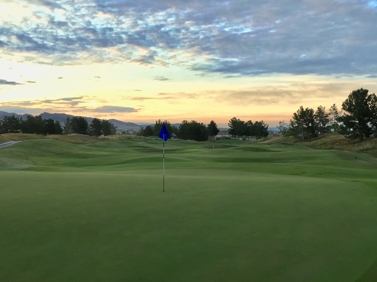 RoyalLinksGC's tweet photo. Come enjoy this hump day view at Royal Links! 🌄 
 
#RoyalLinks #Golfer https://t.co/aVanuAhEQl