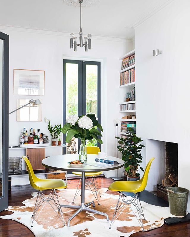 ContactVeronica's tweet photo. A modern and relaxed dining room I photographed @homewords_features in North London last year, recently featured by @housebeautifuluk #veronicarodriguezphotographer #pocketofmyhome #interiorinspiration #interiorstyling #interiordesignideas #instahomes #i… https://t.co/weC7tDIWWy https://t.co/7OhAx4PHI5