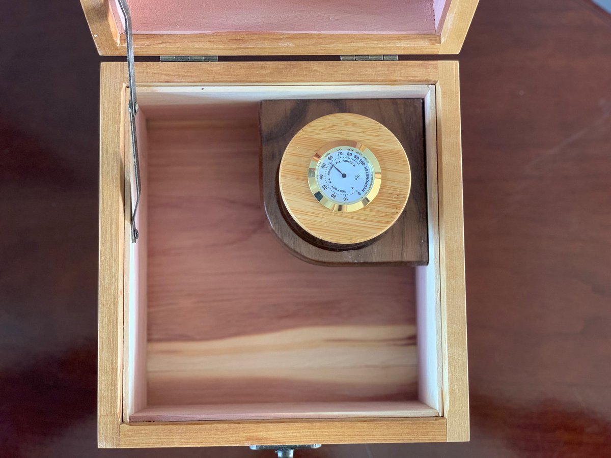 StashhB's tweet photo. The Weekend Toker is lined with aromatic cedar which fills the air with the delightful scent of nature every time it's opened.
#weed #cannabis #marijuana #thc #cbd #dabs #joints #stoner #stashbox #stashboxes #weedwednesday #dope #reefer #legalweed #cannabiscures #high #stoned https://t.co/2bL7PLX8XT
