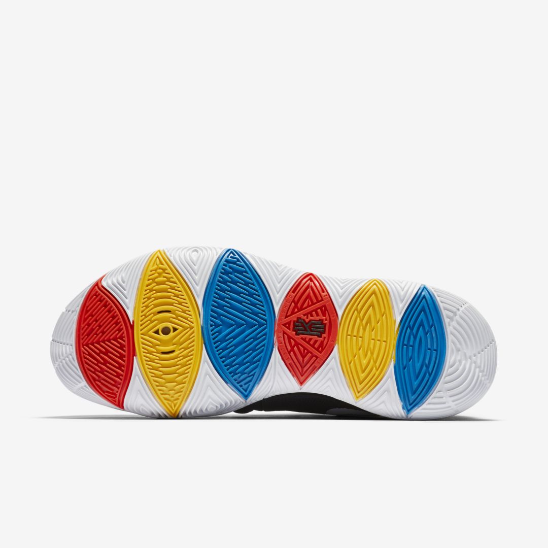 J23app's tweet photo. Kyrie 5 "Friends" official images

May 16th https://t.co/PmN091IV6w