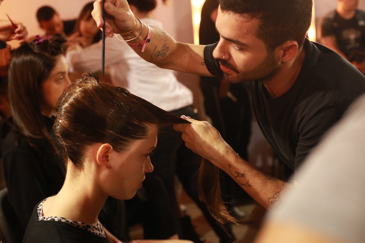 SPFW's tweet photo. Cabelos com gel e sobrancelhas despenteadas na beleza da #ModemStudio! #SPFWN47 #SPFW #bancodamoda https://t.co/MjtKtGrAju