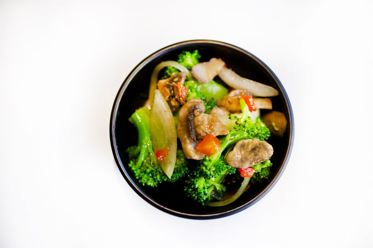 BCDTofuhouse's tweet photo. Banchan Chronicles 6️⃣: This one is probably a familiar one! We call this 브로콜리샐러드 or broccoli salad! Everyone’s recipes are a little different. At BCD we add in mushroom and bell peppers with our broccoli to give it color and extra nutrients! #banchan #bcdtofu #bcdtofuhouse https://t.co/URjx0naO6S