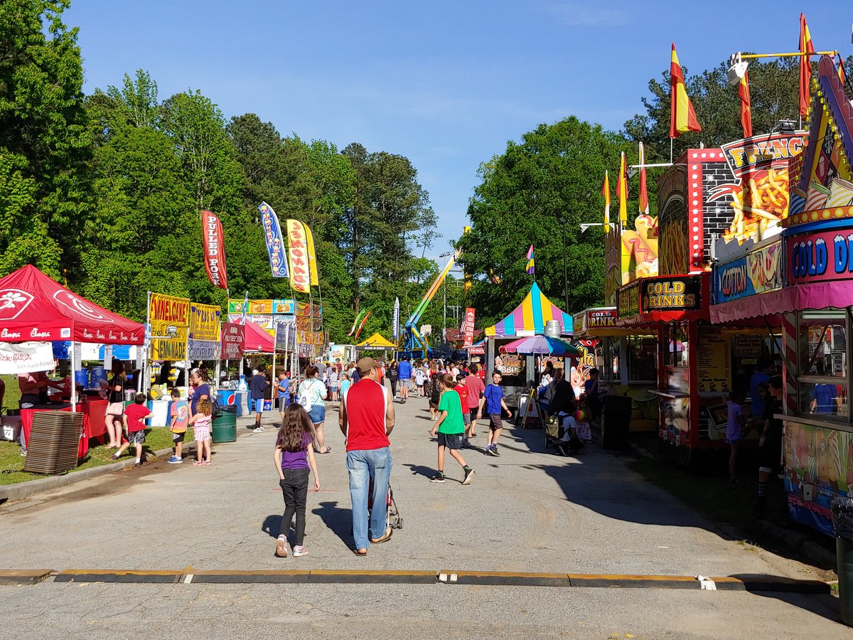 Spring is officially underway in #Dunwoody with arrival of <a href="/LemonadeDays/">Lemonade Days Dunwoody</a>. Great time at sponsors party &amp; enjoyed seeing memories in the making by children/youth/families. <a href="/DunwoodyGA/">City of Dunwoody, GA</a> is one of many who make this "quality of life" event possible. Runs thru Sunday @ Brook Run Park.