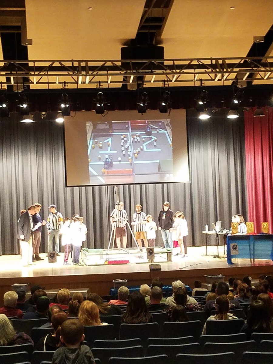 BSDBroncos's tweet photo. An amazing night at BHS for our inaugural Elementary Robotics Night! Operation Clean Sweep was a huge success. Great work by all! @BHSBroncos @BMSMustangs @LindaLarsenRI @AndrewAldrich13 https://t.co/lu5nMrhenC
