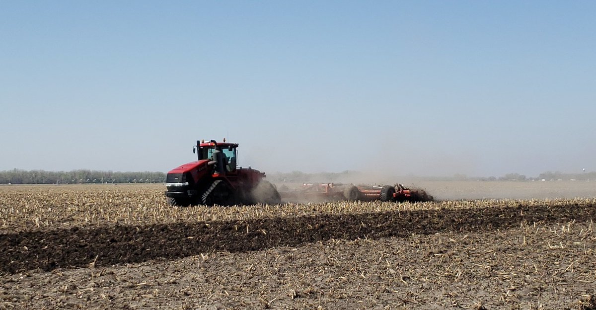 BeerbohmC's tweet photo. Another successful day of demoing this @Case_IH 580 #Quadtrac and #Norwood #KwikTill! Customers have been very impressed with the ride of the Quadtrac at high speeds and the overall field finish after one pass! We were going 12mph today and getting 50 acres per/hr done! @TitanAg https://t.co/OBpujLEMZr