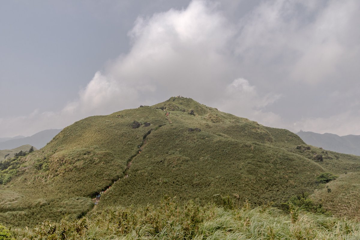 Gestern waren wir im #Yangmingshan Nationalpark etwa eineinhalb Stunden mit dem Bus von Taipei entfernt.

Im Park bestiegen wir den Mount Qixing (1120m) und genossen den faszinierenden Blick über die grüne Landschaft.