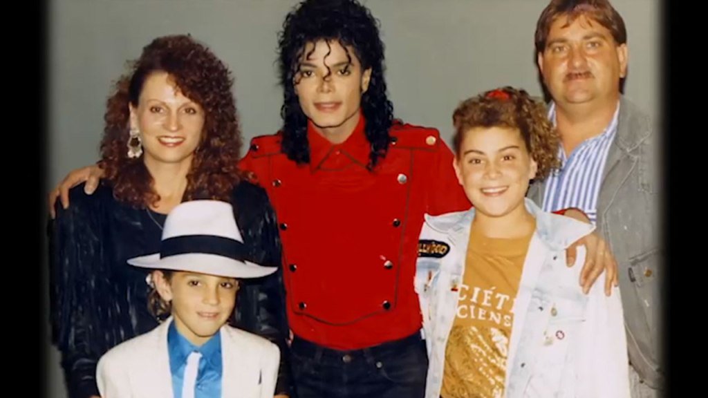 amhaunted's tweet photo. Tonight 9-11pE! Answering the “Michael Jackson Question” with #DrClarissaCole on #AfterHoursAMTheCriminalCode - Was he a child predator? Was he a victim? Both? https://t.co/yZZzAQJJG6 @Author_Clarissa https://t.co/y2b2oTOkmd